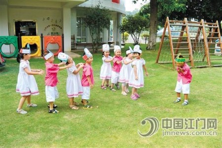 边做游戏边唱《护齿》儿歌,教育潜移默化。 边做游戏边唱《护齿》儿歌,教育潜移默化。