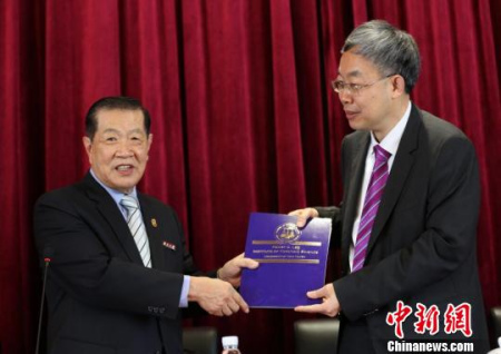 “当代福尔摩斯”李昌钰获授南京大学名誉教授称号。 佘治骏 摄 “当代福尔摩斯”李昌钰获授南京大学名誉教授称号。 佘治骏 摄