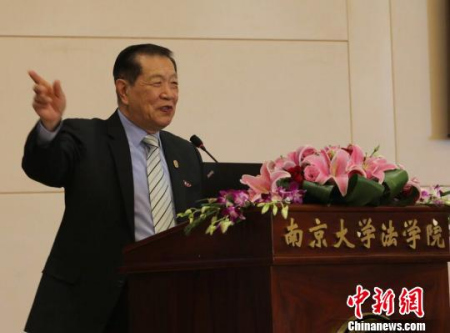 “当代福尔摩斯”李昌钰获授南京大学名誉教授称号。 佘治骏 摄 “当代福尔摩斯”李昌钰获授南京大学名誉教授称号。 佘治骏 摄