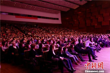 图为宁波演艺集团巡演时克罗地亚里西斯大剧院座无虚席 宁波市演艺集团供图 图为宁波演艺集团巡演时克罗地亚里西斯大剧院座无虚席 宁波市演艺集团供图