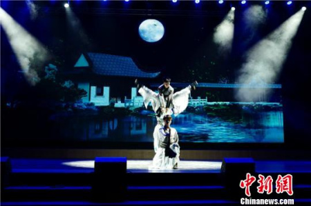 图为宁波演艺集团欧亚四国“欢乐春节”巡演中《水墨天一》舞蹈 宁波市演艺集团供图 图为宁波演艺集团欧亚四国“欢乐春节”巡演中《水墨天一》舞蹈 宁波市演艺集团供图