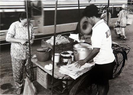 何修万的父亲何章松早期在新山市区兜售水粿的情景。