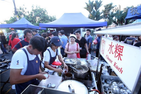 义兴水粿一开档顾客就陆续上门光顾，访谈中何修万(左一起)和朱燕妮都一直忙得不可开交。