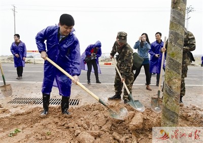 莆田市长李建辉参加义务植树劳动。