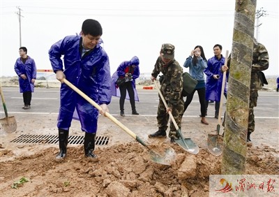 莆田市长李建辉参加义务植树劳动。 莆田市长李建辉参加义务植树劳动。