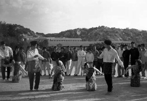 1963年医疗系归侨学生在课外表演印尼民间舞蹈
