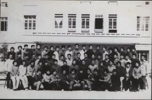 1965年医学系63级在厦门医学大楼前合影