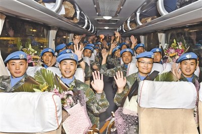 2017年3月，中国第19批赴利比里亚维和部队第一梯队99名官兵回国。曹路路摄