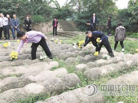 鲜花祭“先侨”。 鲜花祭“先侨”。