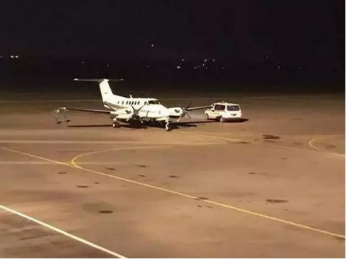 从南非抵达的救援飞机降落贝拉机场，在接到余姓受伤女孩后飞离。(图片来源：莫桑比克华人报)