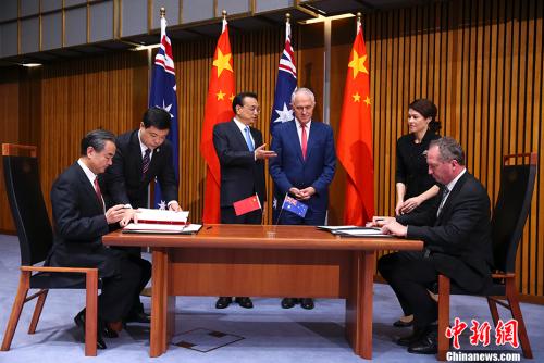 当地时间3月24日上午,中国国务院总理李克强在堪培拉议会大厦同澳大利亚总理特恩布尔举行第五轮中澳总理年度会晤。会晤后,两国总理共同见证中澳经贸、创新、农业、食品、知识产权、执法安全、旅游、教育等多项双边合作文件的签署。 <a target='_blank' href='http://www.chinanews.com/'>中新社</a>记者 刘震 摄 当地时间3月24日上午,中国国务院总理李克强在堪培拉议会大厦同澳大利亚总理特恩布尔举行第五轮中澳总理年度会晤。会晤后,两国总理共同见证中澳经贸、创新、农业、食品、知识产权、执法安全、旅游、教育等多项双边合作文件的签署。 <a target='_blank' href='http://www.chinanews.com/'>中新社</a>记者 刘震 摄