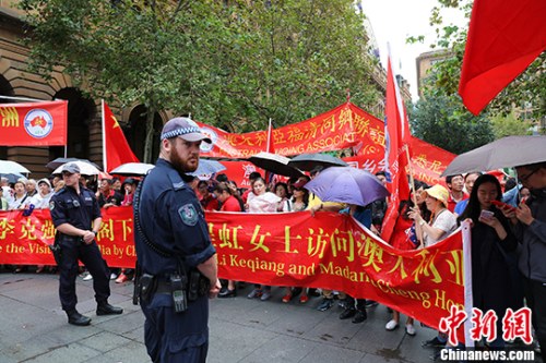 中国总理李克强3月24日抵达悉尼,受到当地华人的热情欢迎。 <a target='_blank' href='http://www.chinanews.com/'>中新社</a>记者 赖海隆 摄 中国总理李克强3月24日抵达悉尼,受到当地华人的热情欢迎。 <a target='_blank' href='http://www.chinanews.com/'>中新社</a>记者 赖海隆 摄