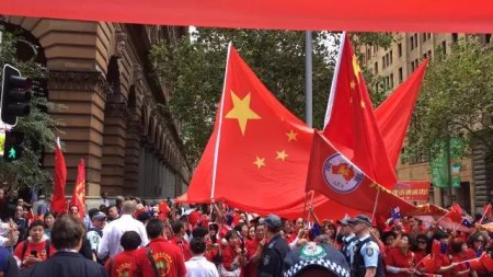 华人华侨热烈欢迎李克强总理抵达悉尼