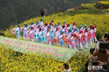 小朋友们在花海里朗诵节目《弟子规》。 小朋友们在花海里朗诵节目《弟子规》。