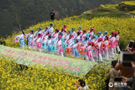 小朋友们在花海里朗诵节目《弟子规》。