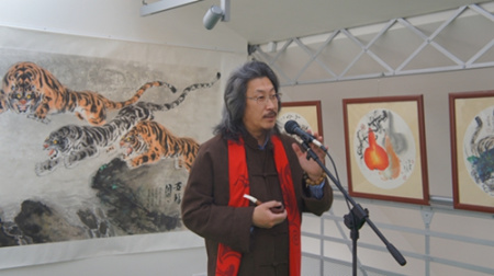 邢春来致辞。(图片来源:本文图片均由欧洲时报记者张云茜 摄) 邢春来致辞。(图片来源:本文图片均由欧洲时报记者张云茜 摄)