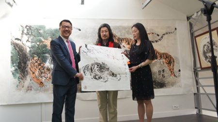 邢春来向华助中心捐赠写意虎作品。(法国《欧洲时报》/张云茜 摄) 邢春来向华助中心捐赠写意虎作品。(法国《欧洲时报》/张云茜 摄)