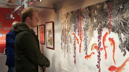 法国大学生 Gauthier专心看画展。 法国大学生 Gauthier专心看画展。