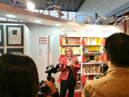 法国学者、作家索尼娅·布雷斯勒带着她的新著《发现西藏》在中国图书展台与读者见面。(图片来源：本文图片均由欧洲时报记者孔帆 摄)