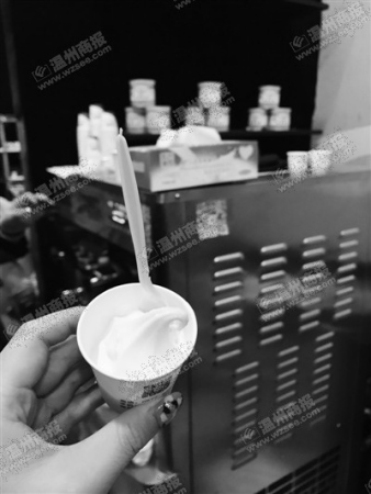 百好乳业在文博会上带来的酸奶脱脂冰激凌受到市民欢迎。陈佳摄