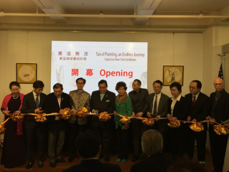 刘亚谏(左二)画展开幕,刘坤澎(左三)担任策展人。(美国《世界日报》/高梦梓 摄) 刘亚谏(左二)画展开幕,刘坤澎(左三)担任策展人。(美国《世界日报》/高梦梓 摄)