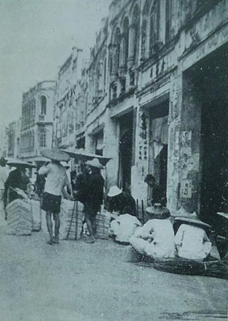 1939年,琼海嘉积街上戴斗笠的人们。 1939年,琼海嘉积街上戴斗笠的人们。