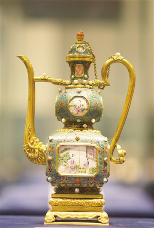金胎嵌画珐琅执壶。 金胎嵌画珐琅执壶。