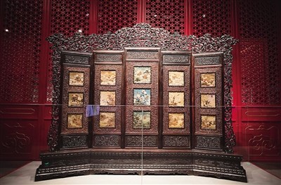 紫檀嵌白檀心玻璃画围屏。 紫檀嵌白檀心玻璃画围屏。