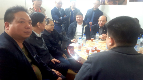 曹华钦主任、陈少奇会长、领事部专员等在华人维权中心商议。(《欧洲时报》/孔帆 摄)