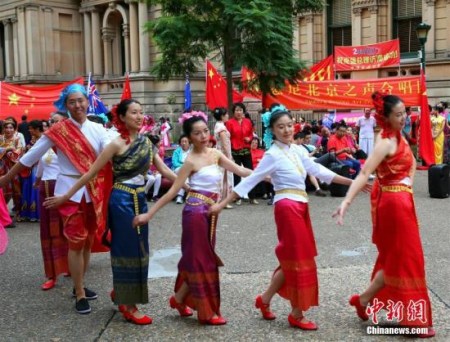 中国总理李克强3月25日出席在悉尼市政厅举行的澳大利亚侨界欢迎宴会。图为当地华人在市政厅附近载歌载舞,表达欢迎之情。<a target='_blank' href='http://www.chinanews.com/'>中新社</a>记者 赖海隆 摄 中国总理李克强3月25日出席在悉尼市政厅举行的澳大利亚侨界欢迎宴会。图为当地华人在市政厅附近载歌载舞,表达欢迎之情。<a target='_blank' href='http://www.chinanews.com/'>中新社</a>记者 赖海隆 摄