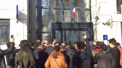 旅法华人自发到巴黎19区警察局门口抗议。(《欧洲时报》/孔帆 摄)