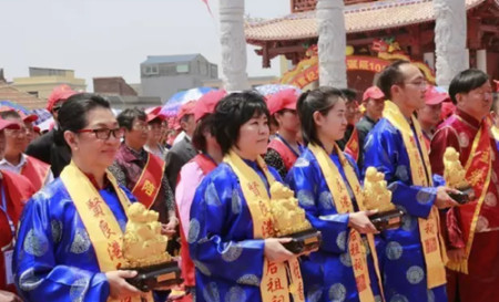 黄女士参加“妈祖回娘家”祭典大典