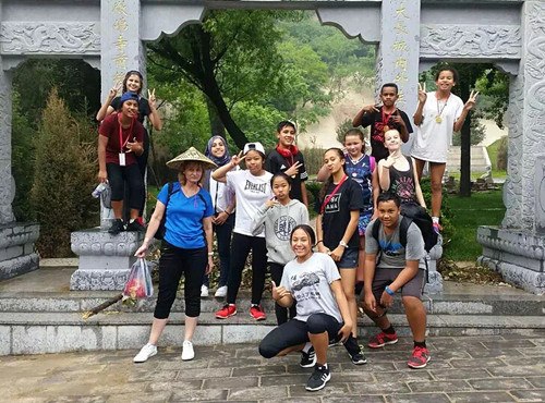 亨德森中学师生2016年的中国行。图片来源:亨德森中学官网。 亨德森中学师生2016年的中国行。图片来源:亨德森中学官网。