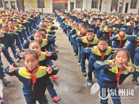 学生做操,配上丑角表情。 学生做操,配上丑角表情。