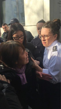 图为死者家属在19区警察局门口哭诉。孔帆 摄(图片来源:欧洲时报) 图为死者家属在19区警察局门口哭诉。孔帆 摄(图片来源:欧洲时报)