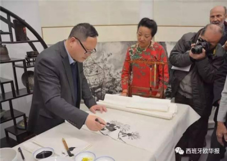 中国当代知名水墨画家郑登桥现场作画 中国当代知名水墨画家郑登桥现场作画
