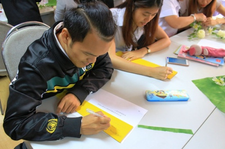 泰国学生将《论语》名句抄写在笏板上。