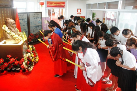 身着汉服的泰国学生向孔子施礼祭拜。 身着汉服的泰国学生向孔子施礼祭拜。