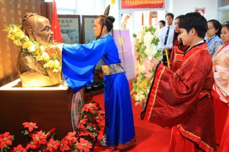 泰国学生向孔子像敬献花环。