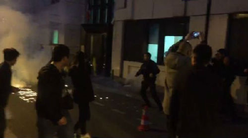 警察发射催泪弹驱散人群。(视频截图/韩冰 摄)