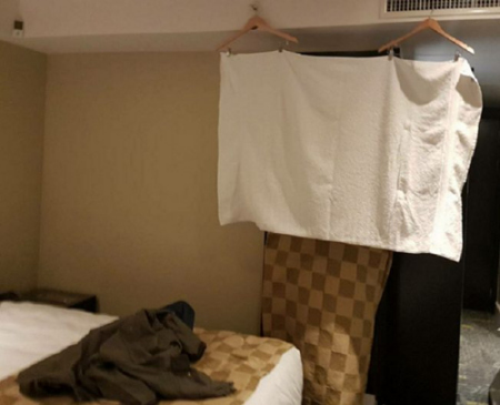 入住酒店的网友表示自己事后用毛巾等物遮蔽柜体才敢入睡。(美国《世界日报》摘自网络图片)