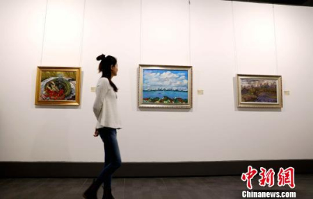观众正在观展 王舒 摄 观众正在观展 王舒 摄