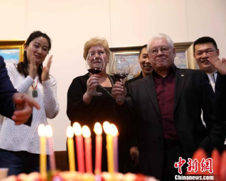 中国观众与76岁俄罗斯画家一起庆祝生日 王舒 摄 中国观众与76岁俄罗斯画家一起庆祝生日 王舒 摄