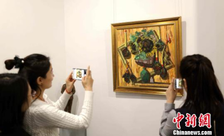 观众正在观展 王舒 摄 观众正在观展 王舒 摄