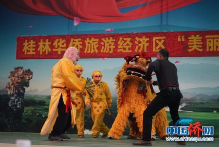 图为归侨侨眷在“美丽华侨·三月三”文艺活动中的舞狮表演。朱滢 摄