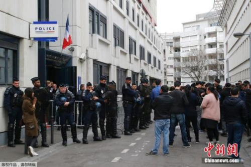 当地时间28日，在法国巴黎的亚裔民众在巴黎警察局门外与法国防暴警察对持。