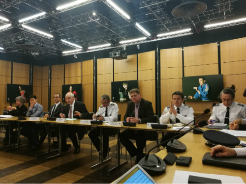 巴黎警察总局主要负责人悉数出席,显示了对该事件的重视。(《欧洲时报》/孔帆 摄) 巴黎警察总局主要负责人悉数出席,显示了对该事件的重视。(《欧洲时报》/孔帆 摄)