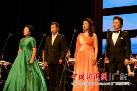 广东音乐界著名歌唱家崔峥嵘、杨岩、刘颖、吴哲铭(从左至右)担纲主唱 广东音乐界著名歌唱家崔峥嵘、杨岩、刘颖、吴哲铭(从左至右)担纲主唱