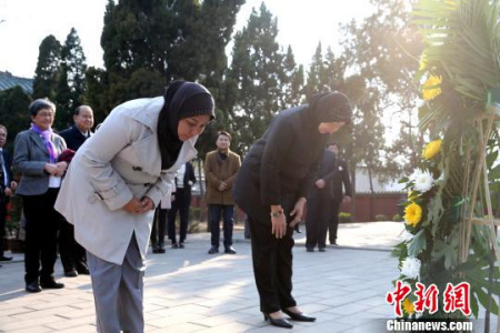 3月28日，苏禄王后裔杰赛尔·基拉姆公主及其母亲在苏禄王墓前行礼念先祖。　梁犇 摄