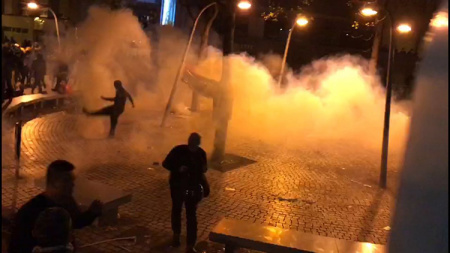 警方投掷催泪弹驱赶人群。（法国《欧洲时报》/梁家铭 摄）